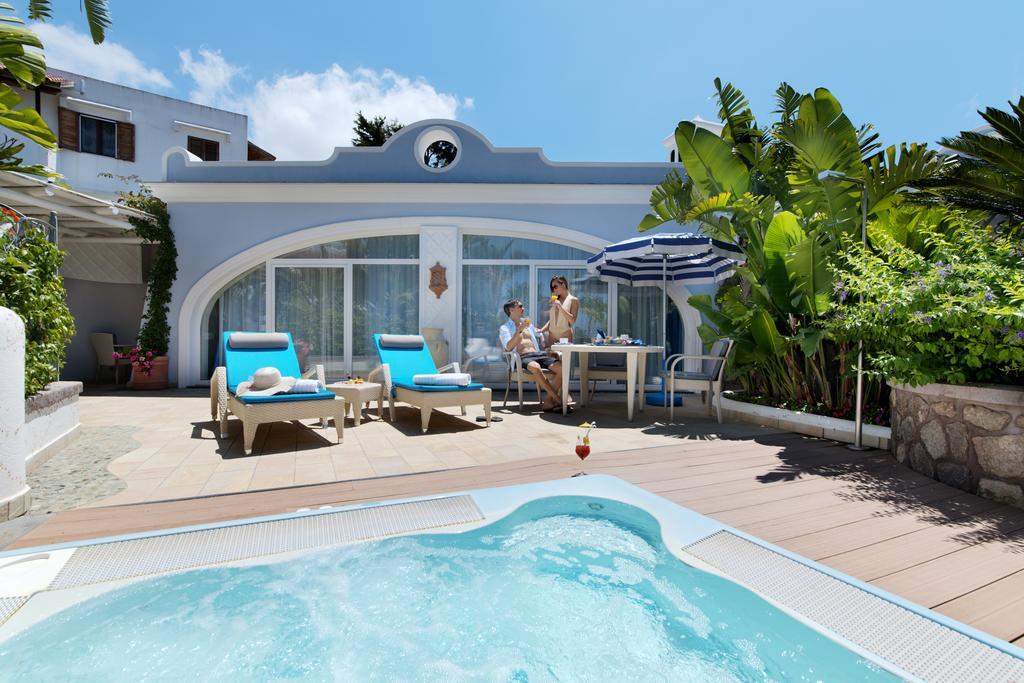 Suite mit Whirlpool-Badewanne und Zugang zum Spa