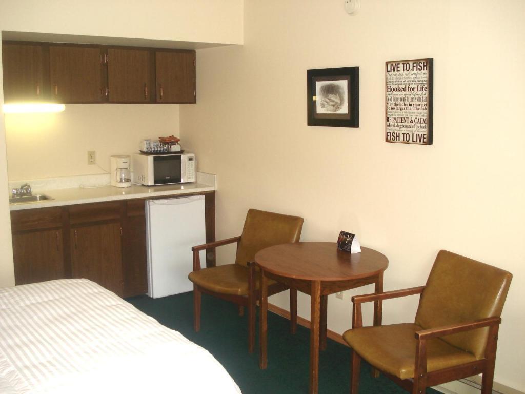 Queen Suite - No Air Conditioning