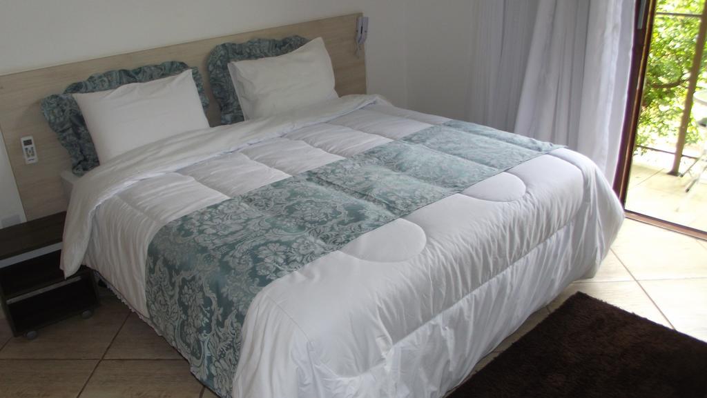 Quarto com Cama de Casal ou 2 de Solteiro