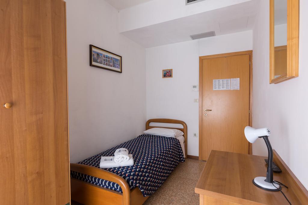 Single Room,401553831:JPEG