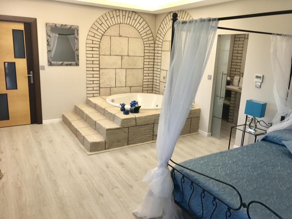 Suite con bañera de hidromasaje y cama grande