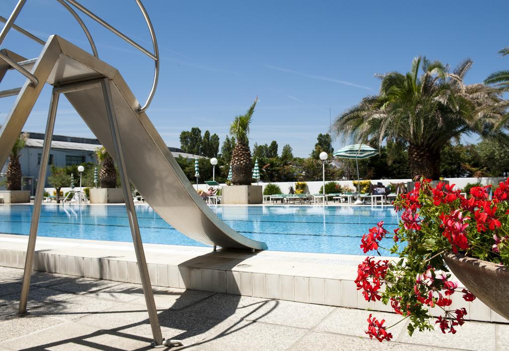 Familienzimmer mit Balkon und Poolblick