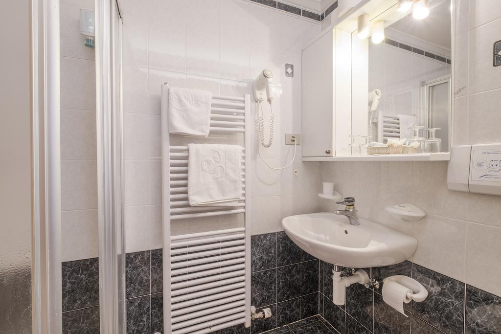 Standard Double Room with Balcony,440208456:JPEG