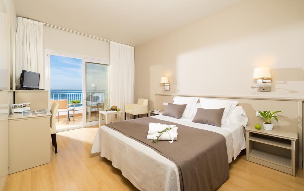 Double or Twin Room with Sea View