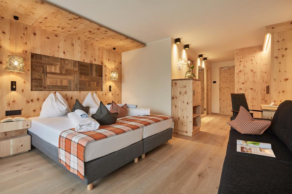 Zimmer mit Queensize-Bett und Balkon