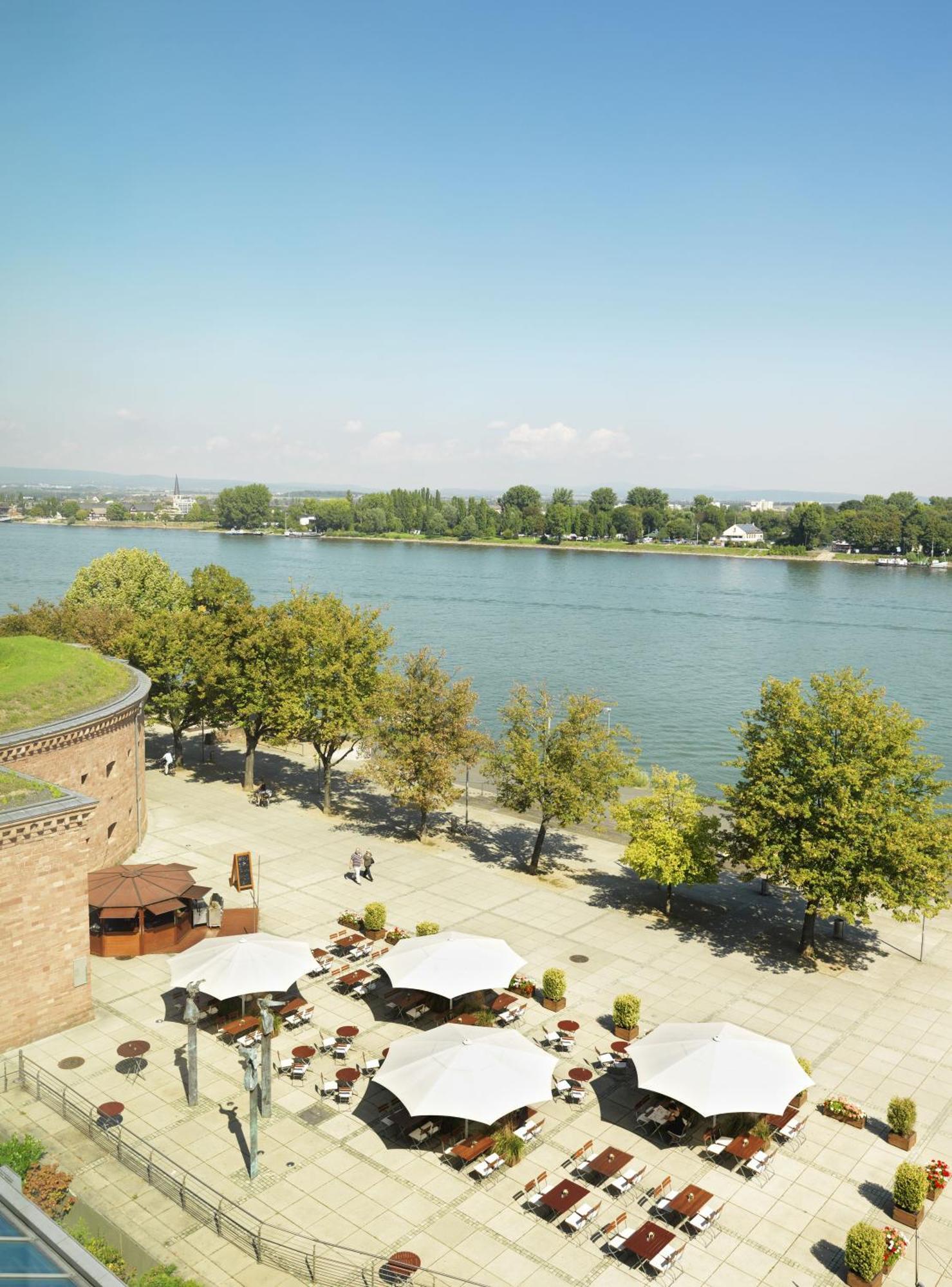 Zimmer mit Kingsize-Bett und Flussblick – Zugang zum Club