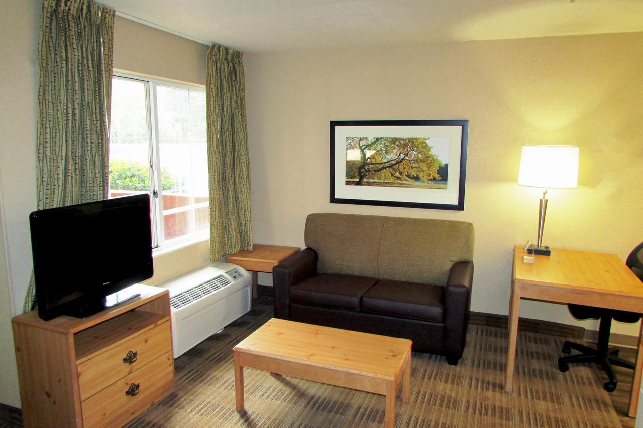 Deluxe Studio with 2 Queen Beds - Non-Smoking