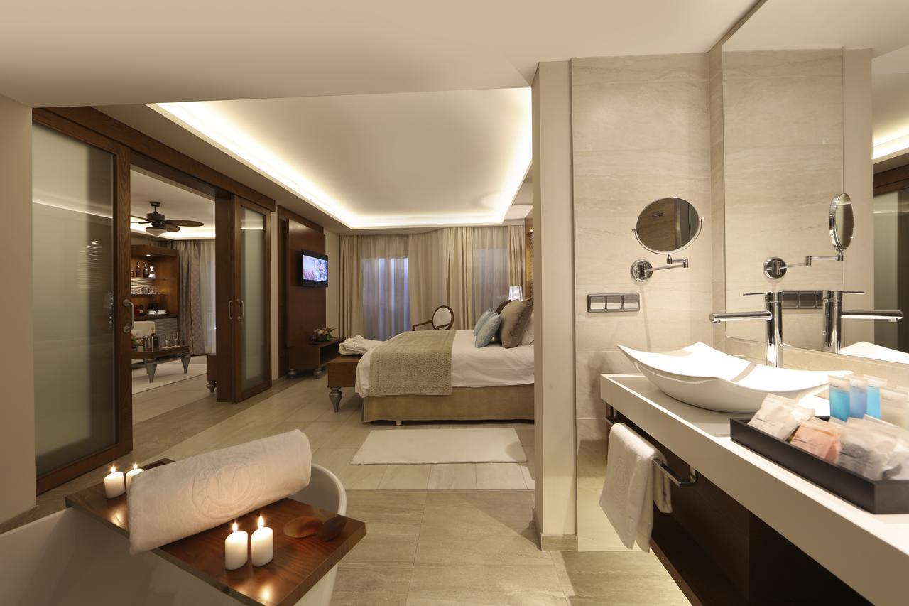 Swim Up Suite (Outdoor Hot Tub) - Free WiFi
