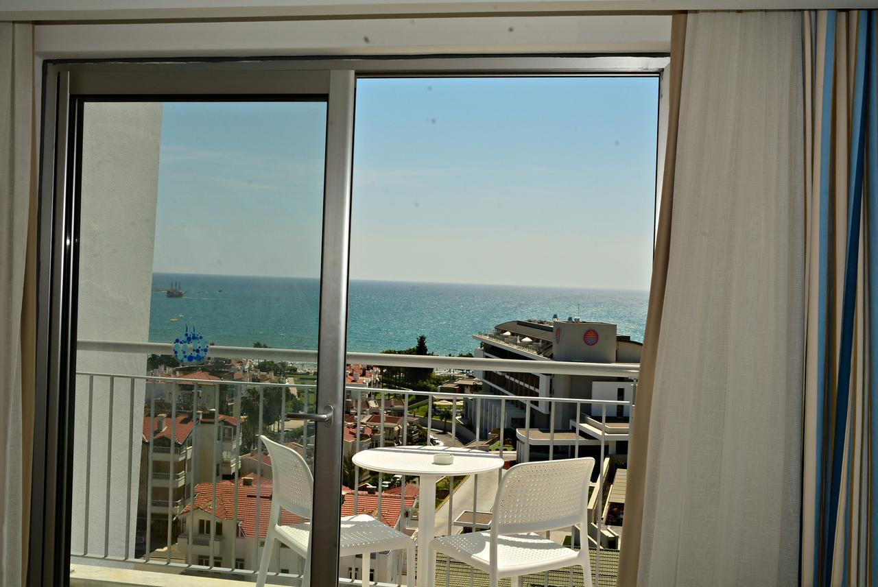 Doppelzimmer mit Balkon und Meerblick