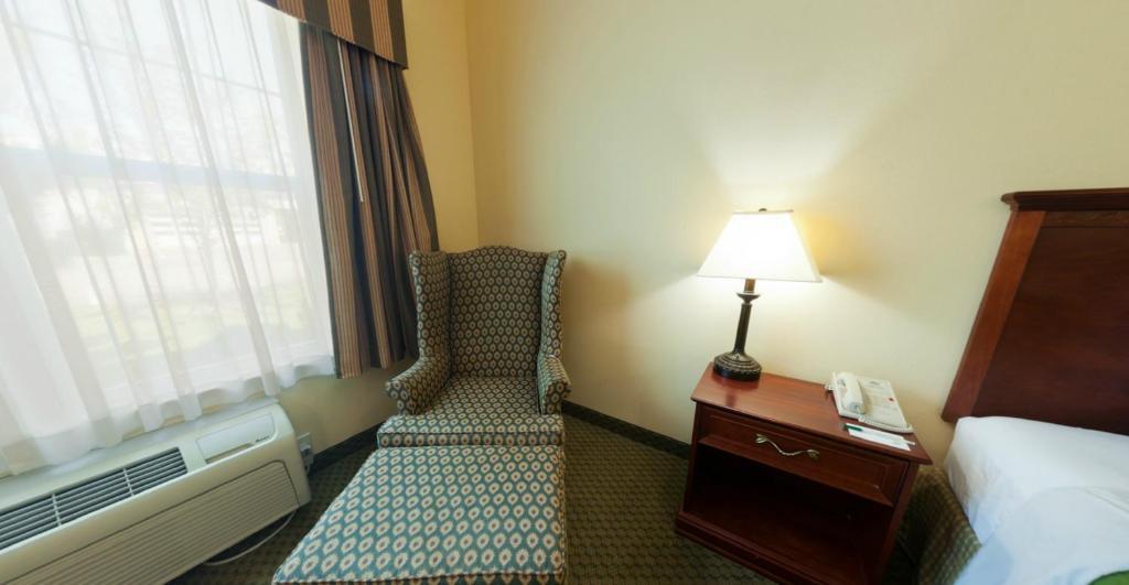 King Room with Roll In Shower - Disability Access/Non-Smoking