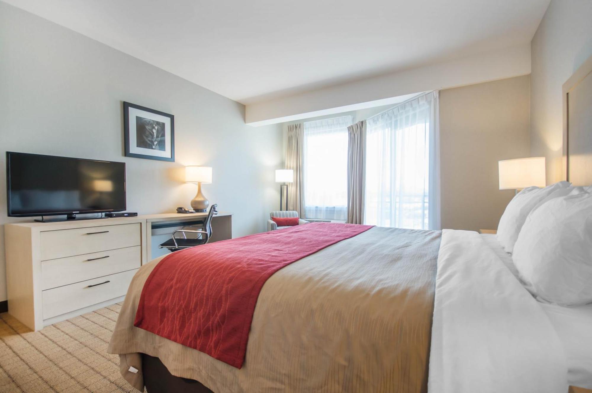 Standard King Room with Partial Ocean View