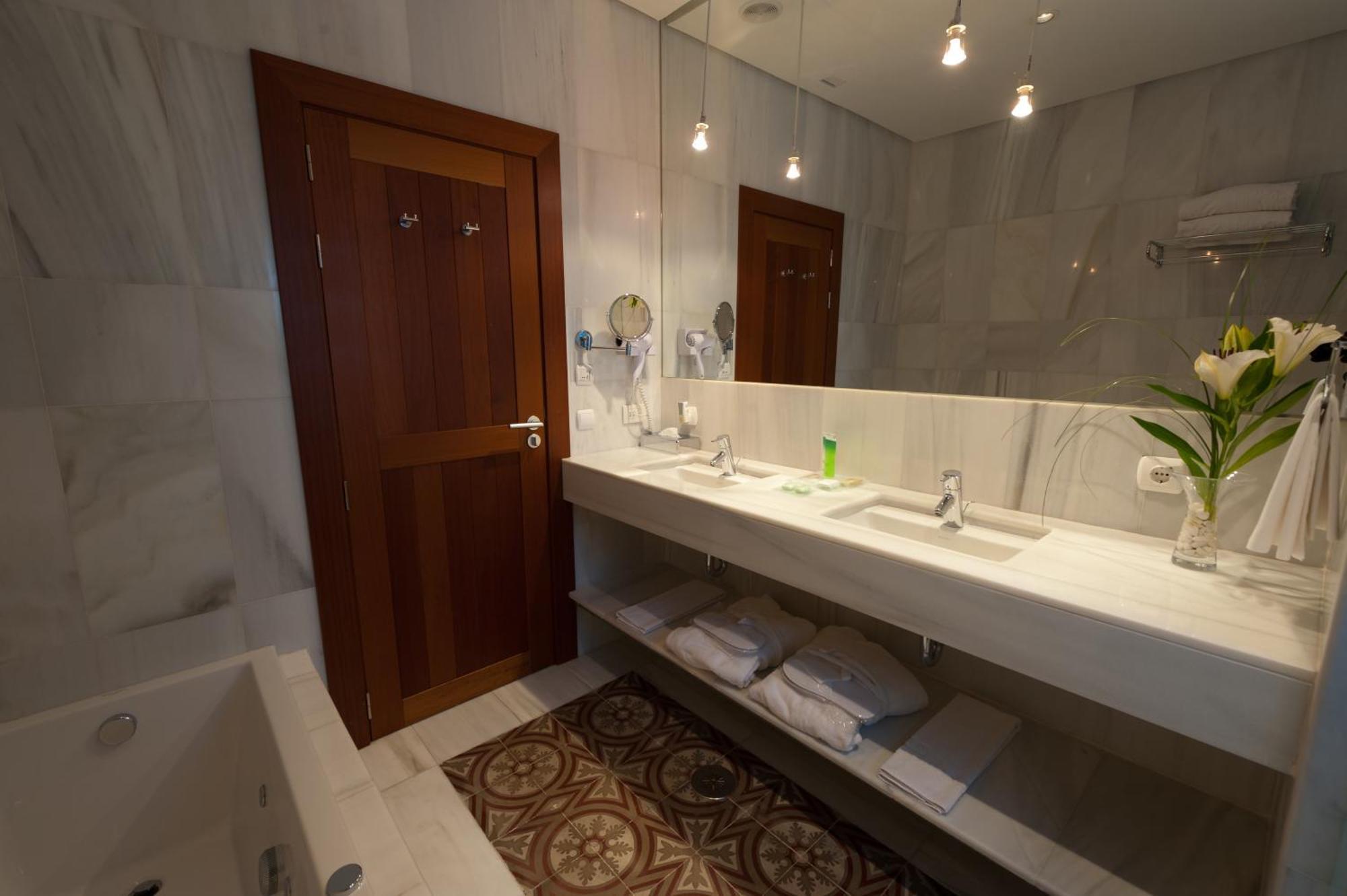 Junior Suite with Spa Access