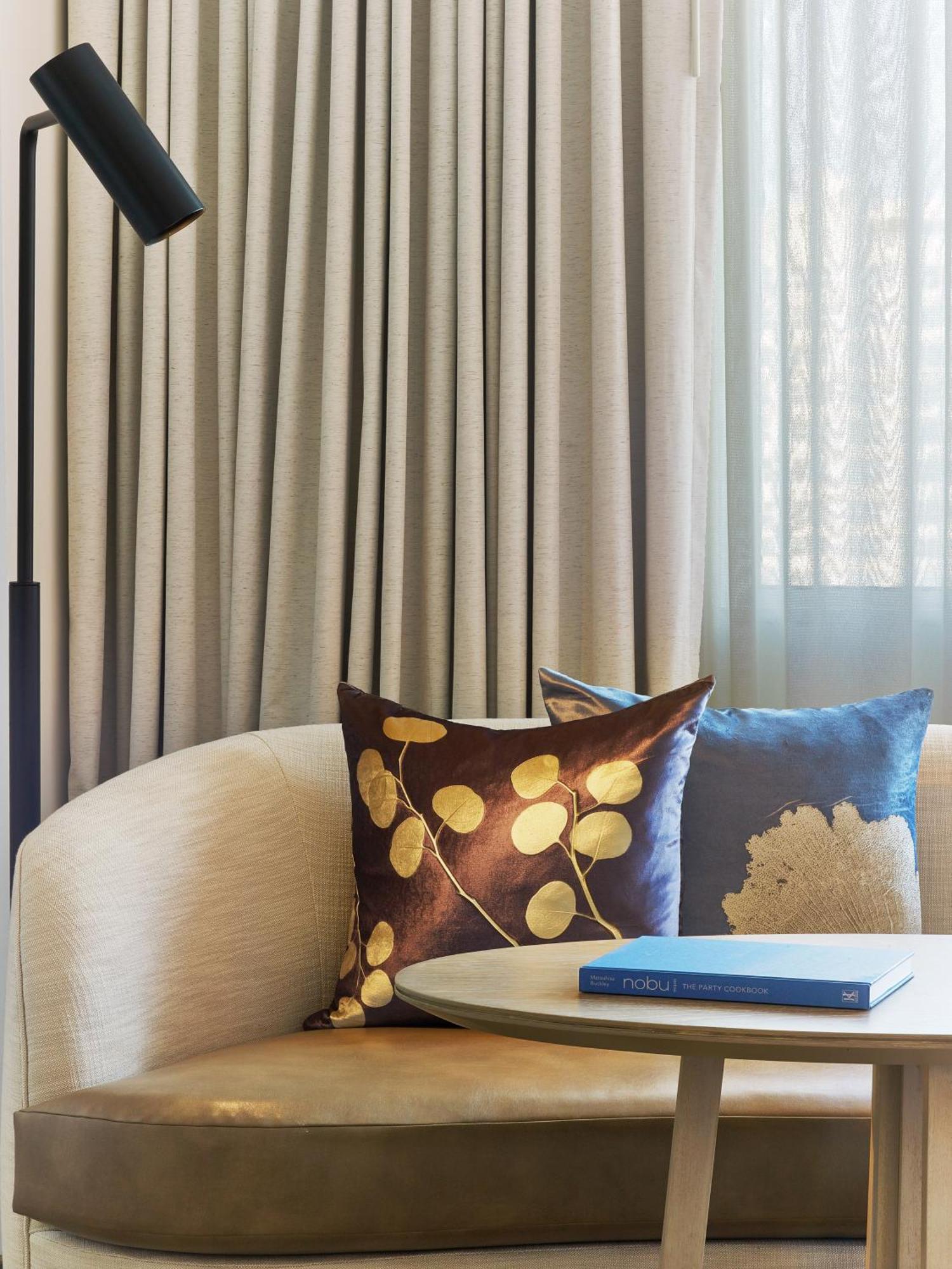 Zimmer mit Kingsize-Bett mit Balkon und Meerblick