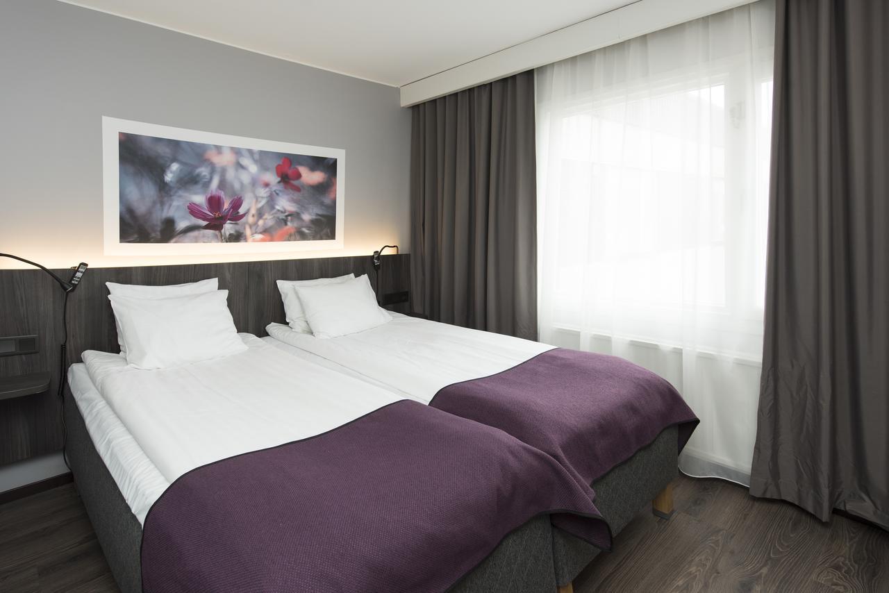 Habitación con cama grande