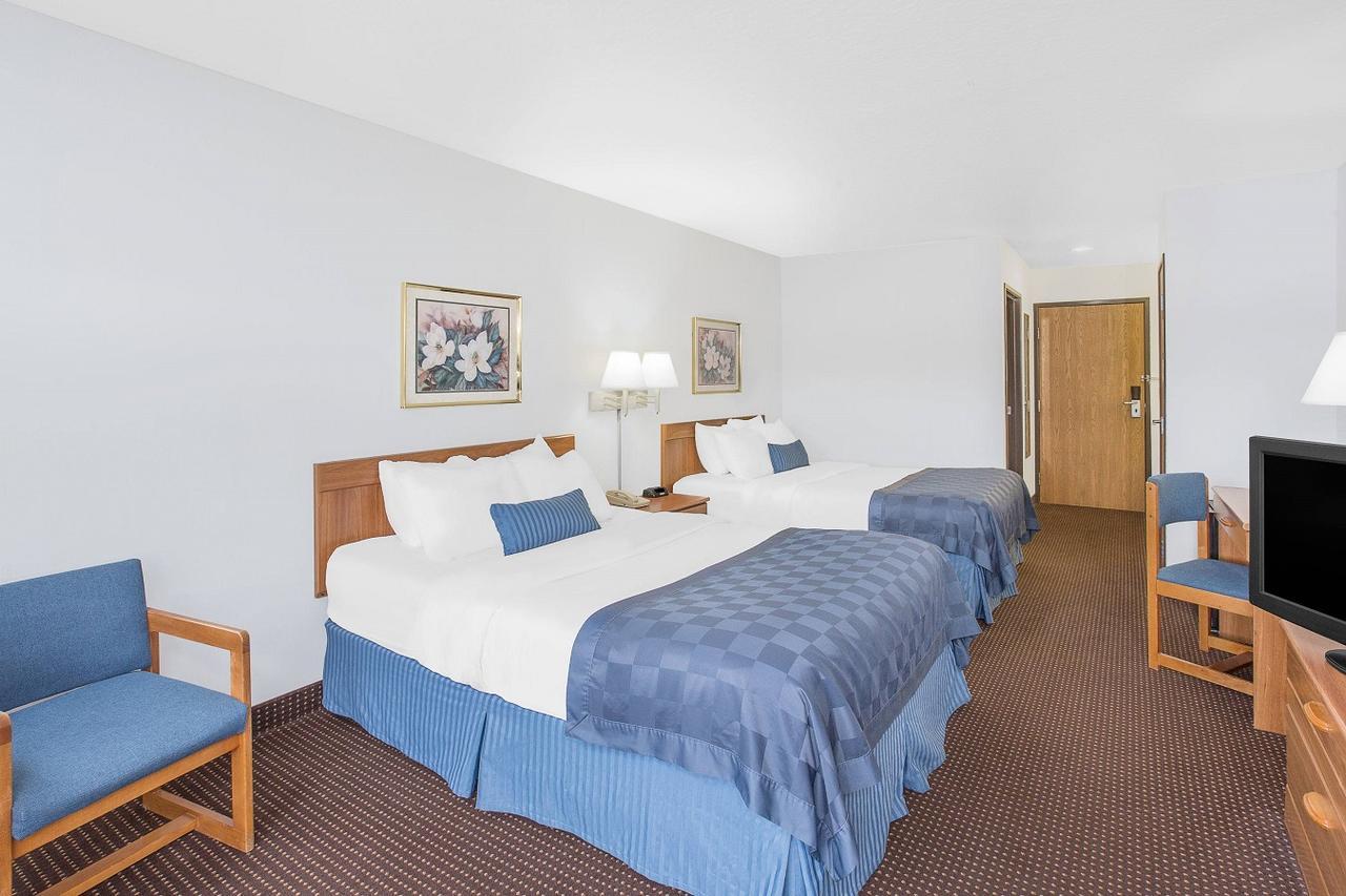 Queen Room with Two Queen Beds and Lake View - Non-Smoking