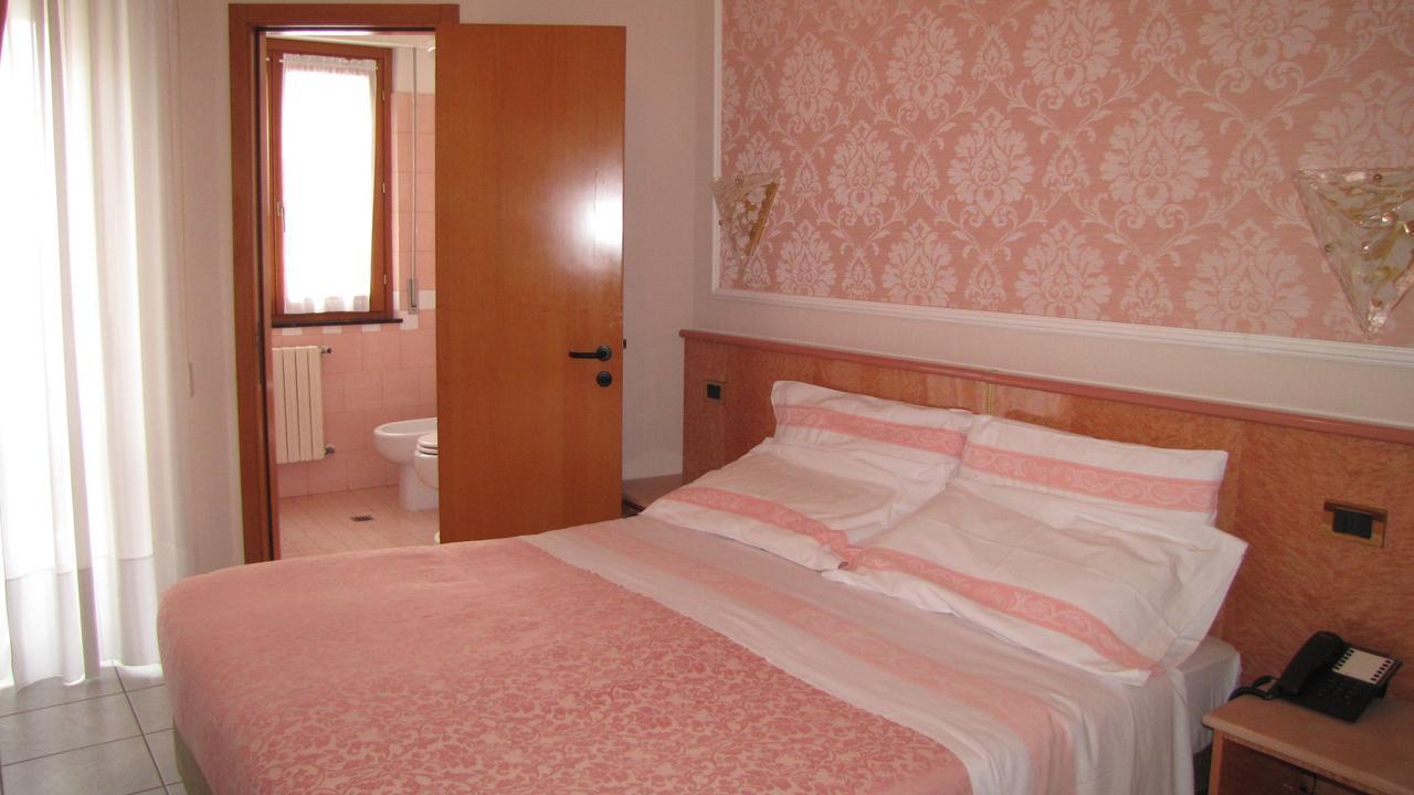 Double or Twin Room,639246633:JPEG