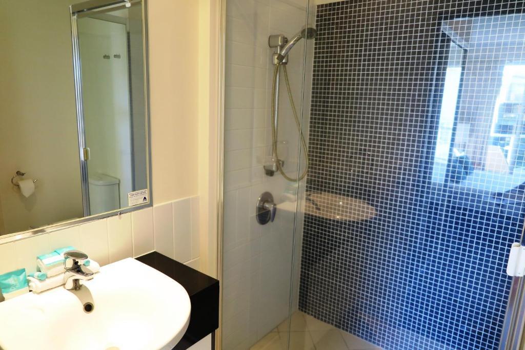 Deluxe Two-Bedroom Apartment with Private Rooftop Spa