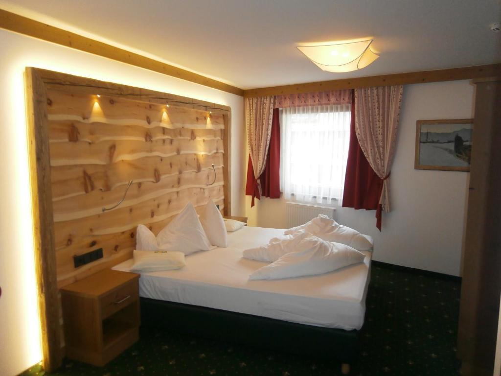 Small Double Room,64618756:JPEG