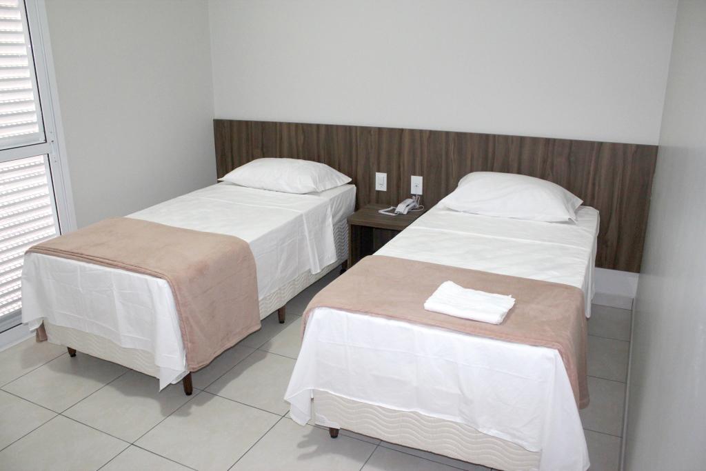 Quarto com 2 Camas de Solteiro