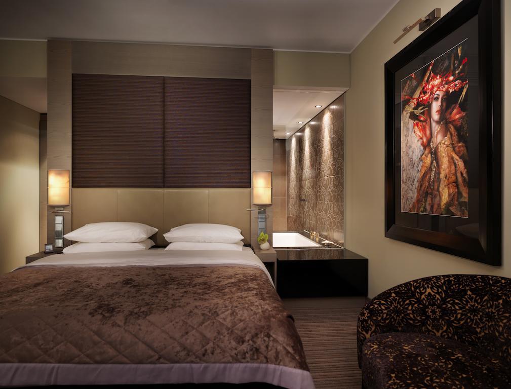 Zimmer mit Kingsize-Bett und Hafenblick