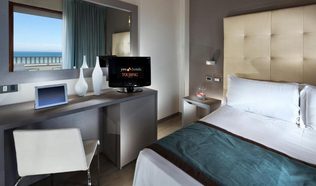 Lateral sea view Classic Double Room Balcony pool access,1546961995:JPEG