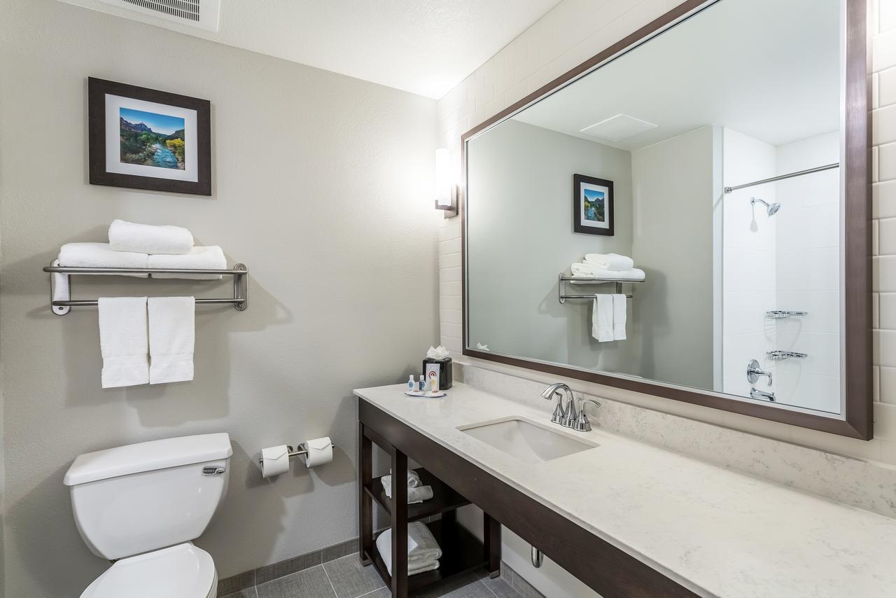 King Room Hearing Accessible or Non-Smoking