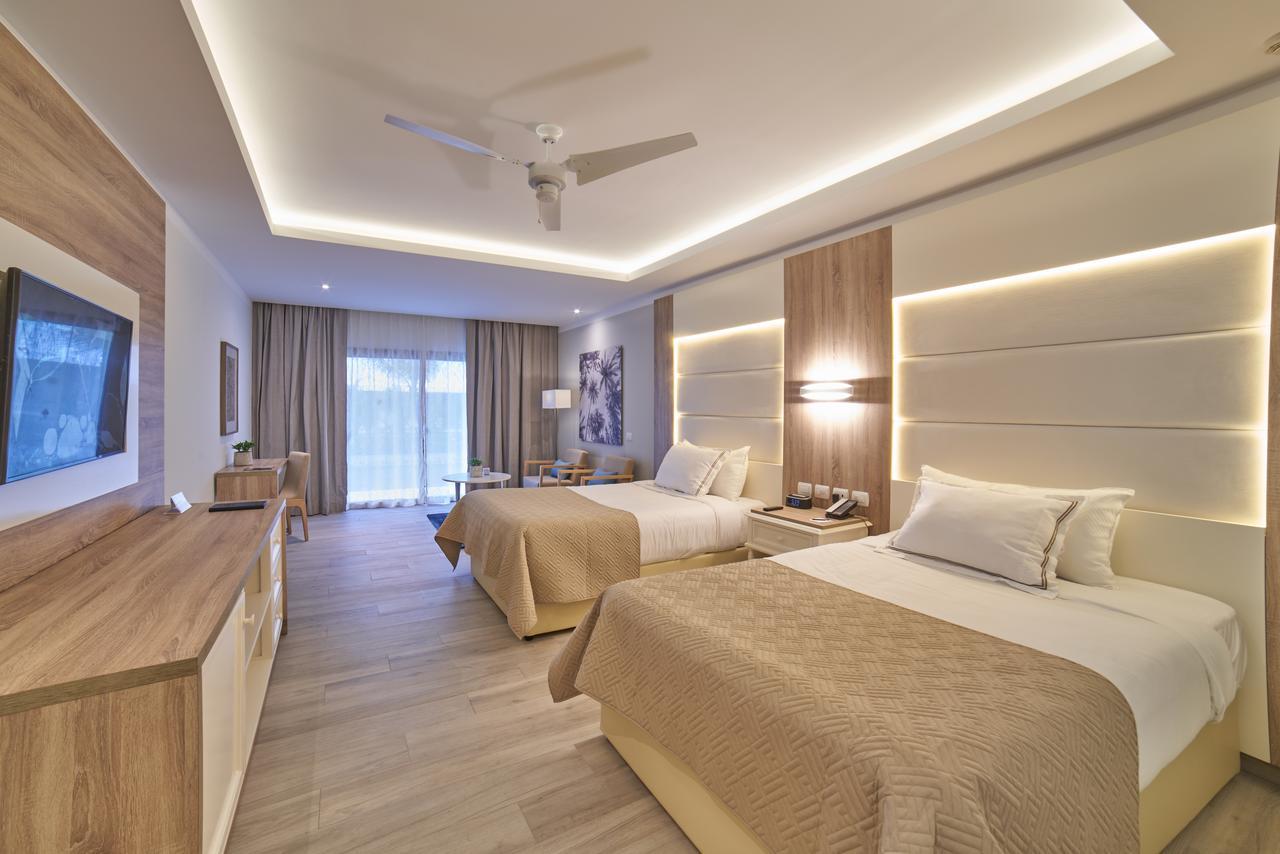 Junior Suite Deluxe con Accesso Diretto Piscina (1 Adulto)