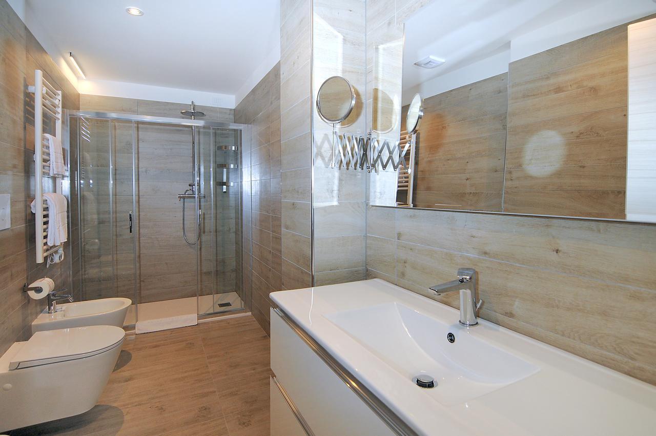 Deluxe Dreibettzimmer mit seitlichem Meerblick