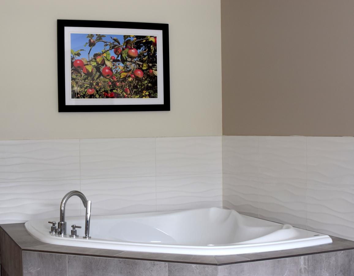 Coast Premium King Suite with Jetted Tub