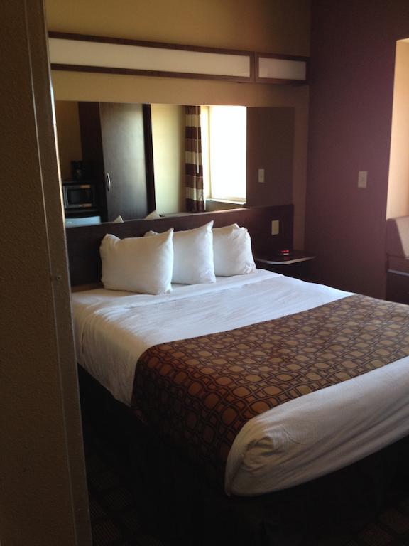 Queen Suite with Roll-in Shower - Mobility Accessible/Non-Smoking