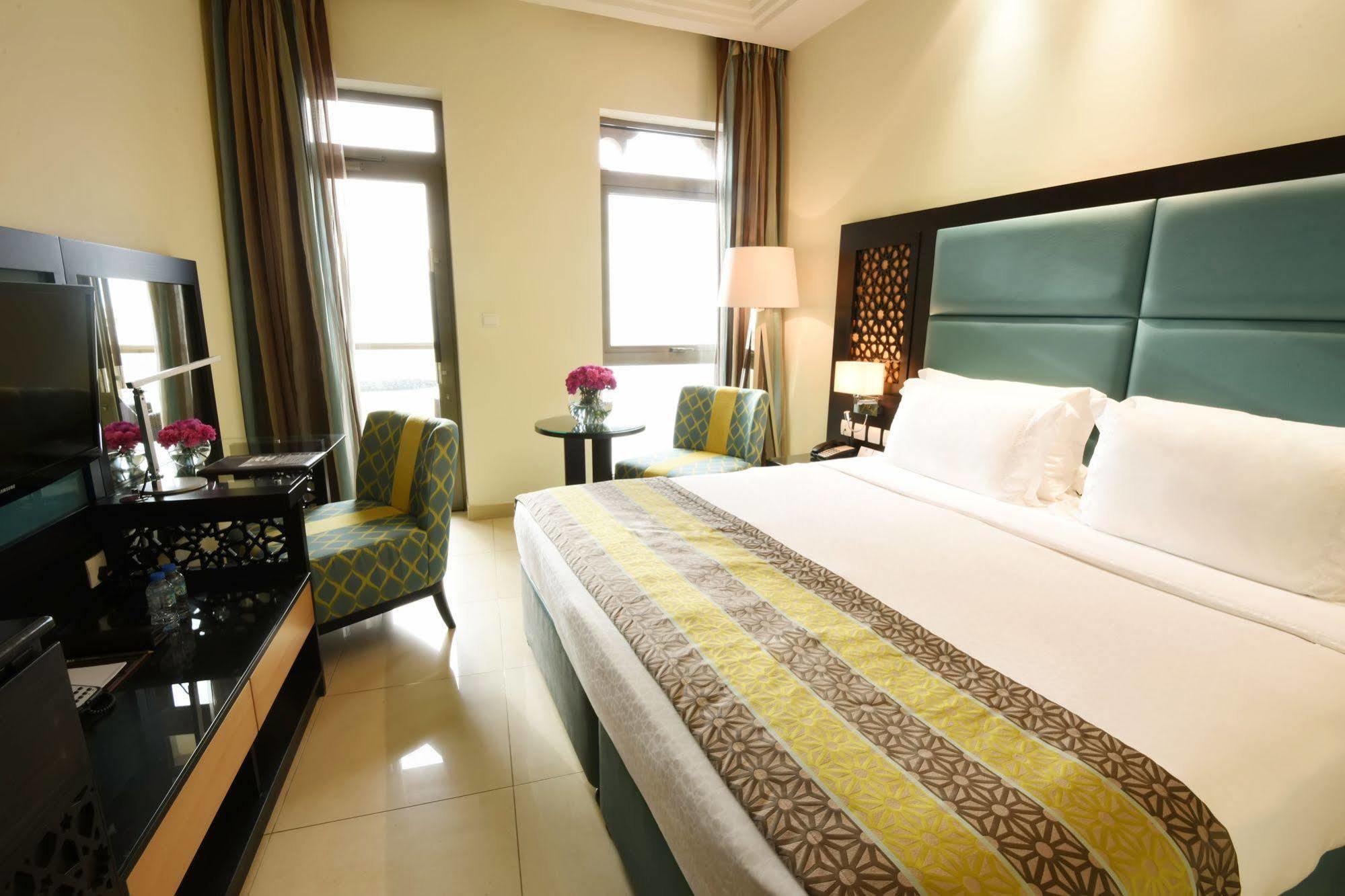 Standard Zimmer mit Kingsize-Bett und Aussicht