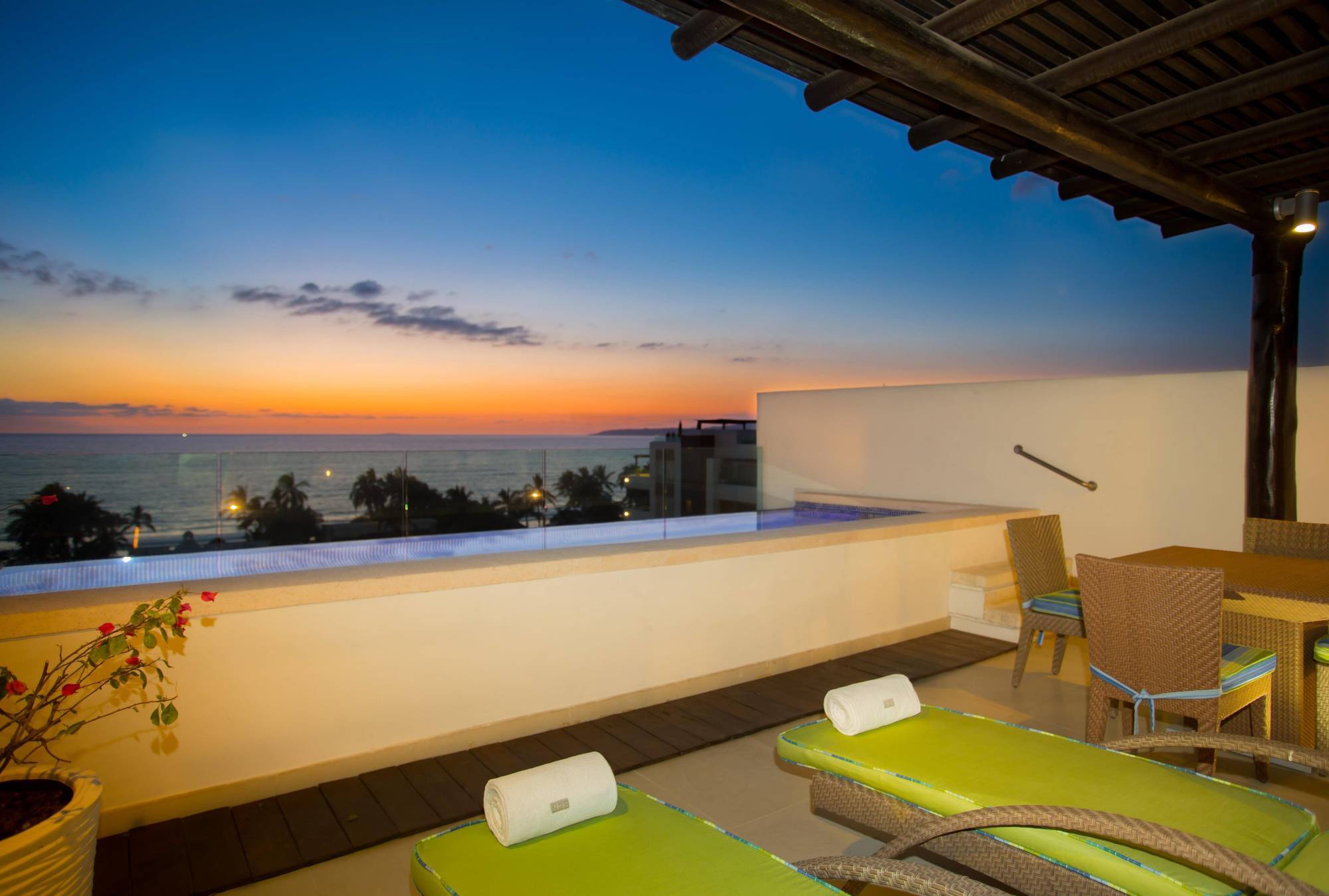 One-Bedroom King Room with Balcony and Private Pool - Kitchen/Roof Top
