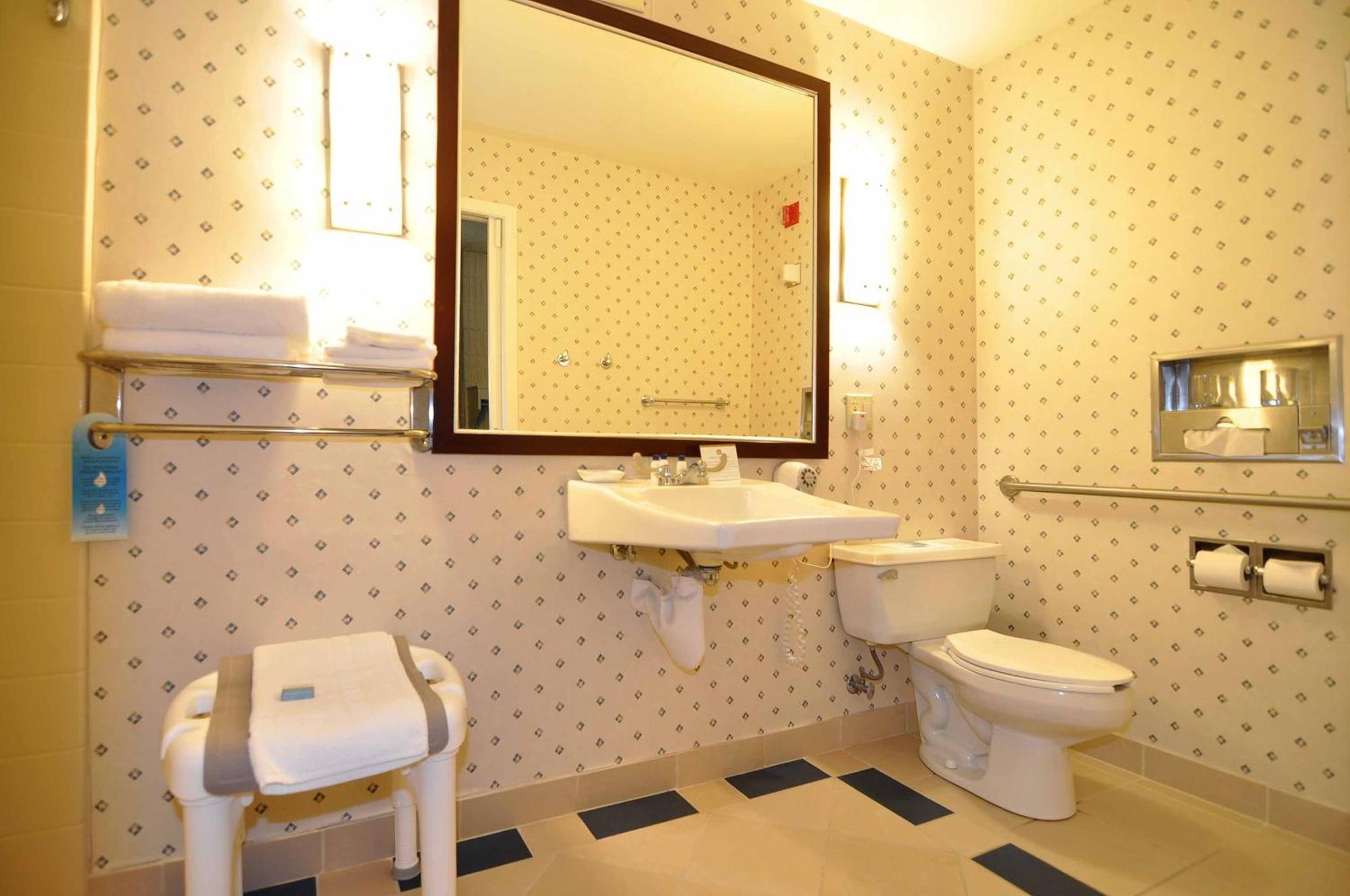 Queen Room with Walk-In Shower - Mobility Access/Communication Assistance/Non-Smoking