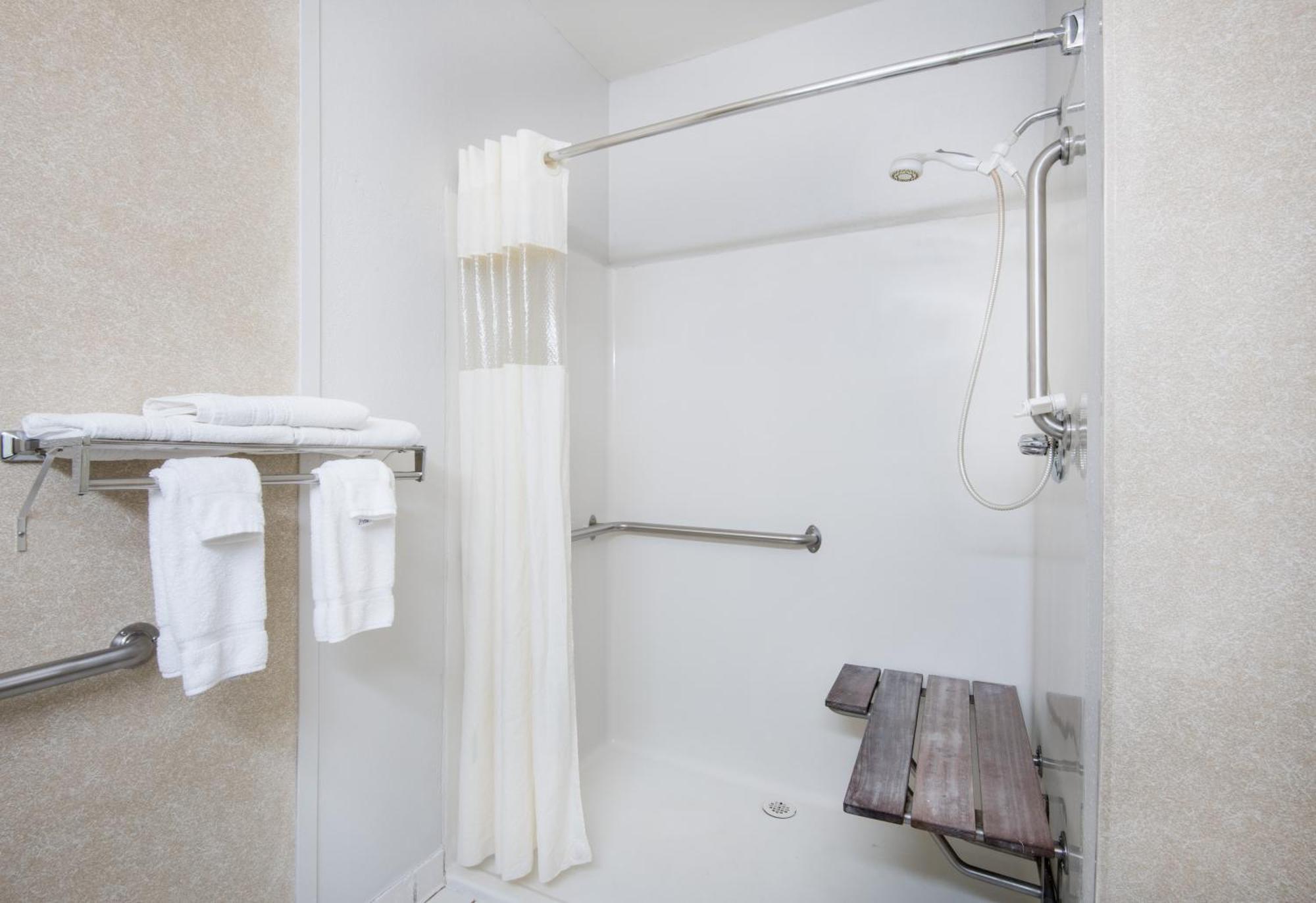 Queen Room - Disability Access/Non-Smoking