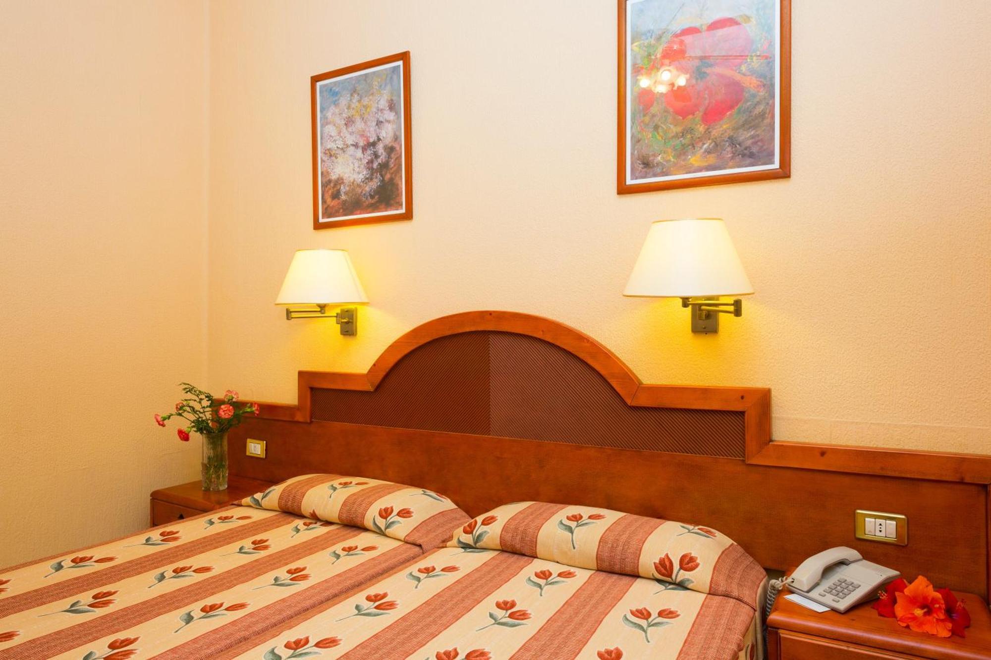 Doppel- oder Zweibettzimmer