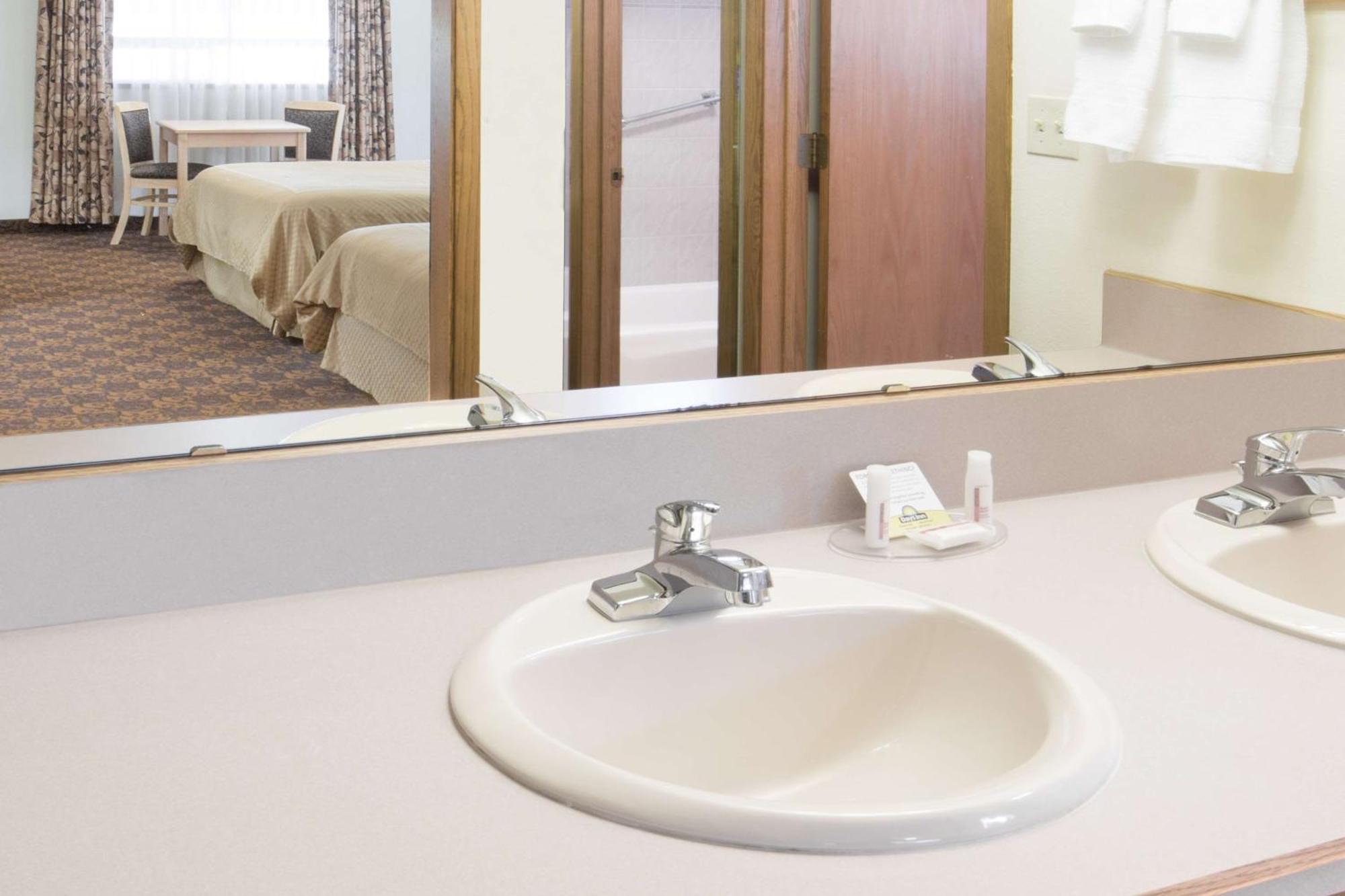 Triple Suite - Pet Friendly/Non-Smoking