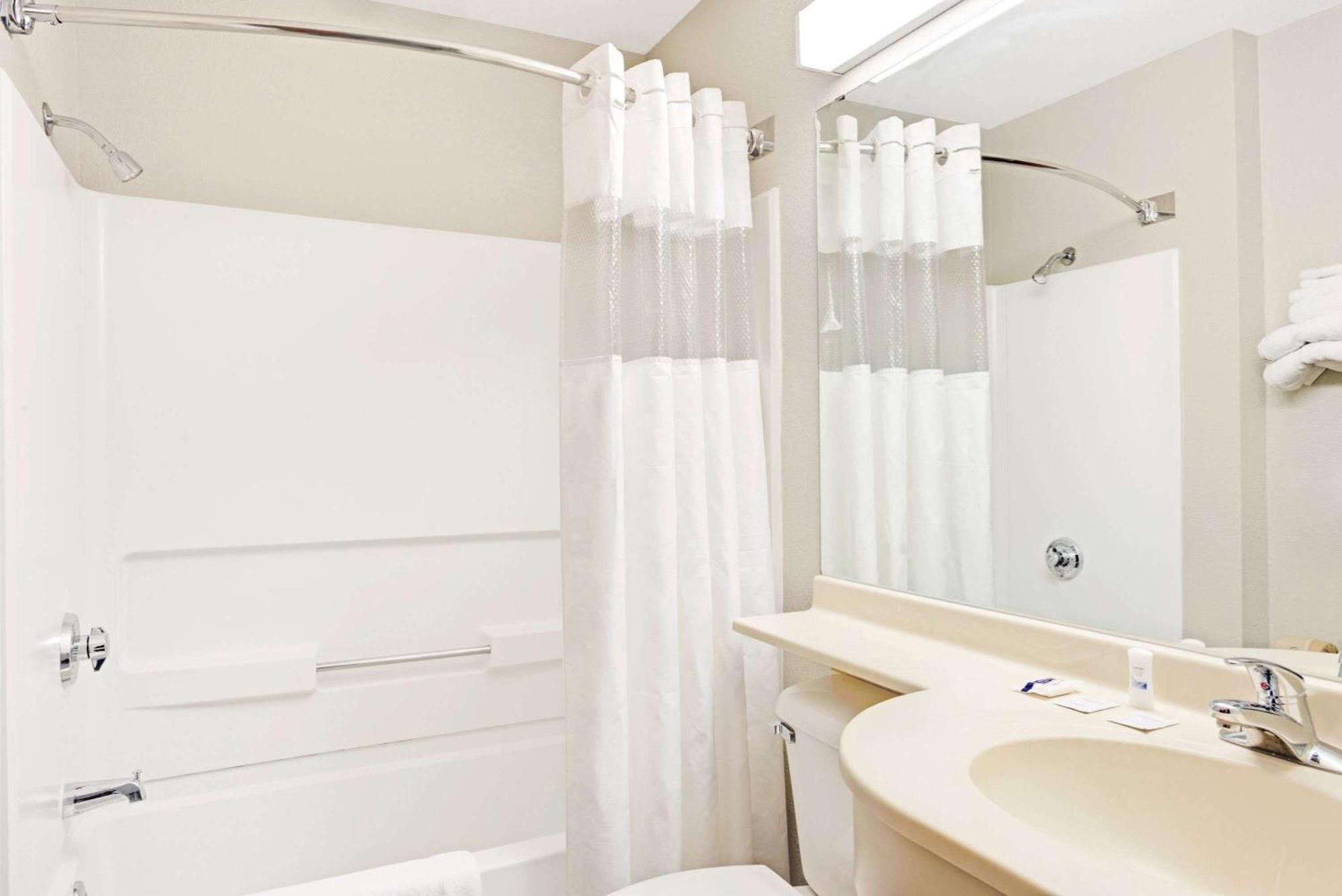 Queen Room - Non-Smoking/Pet Friendly