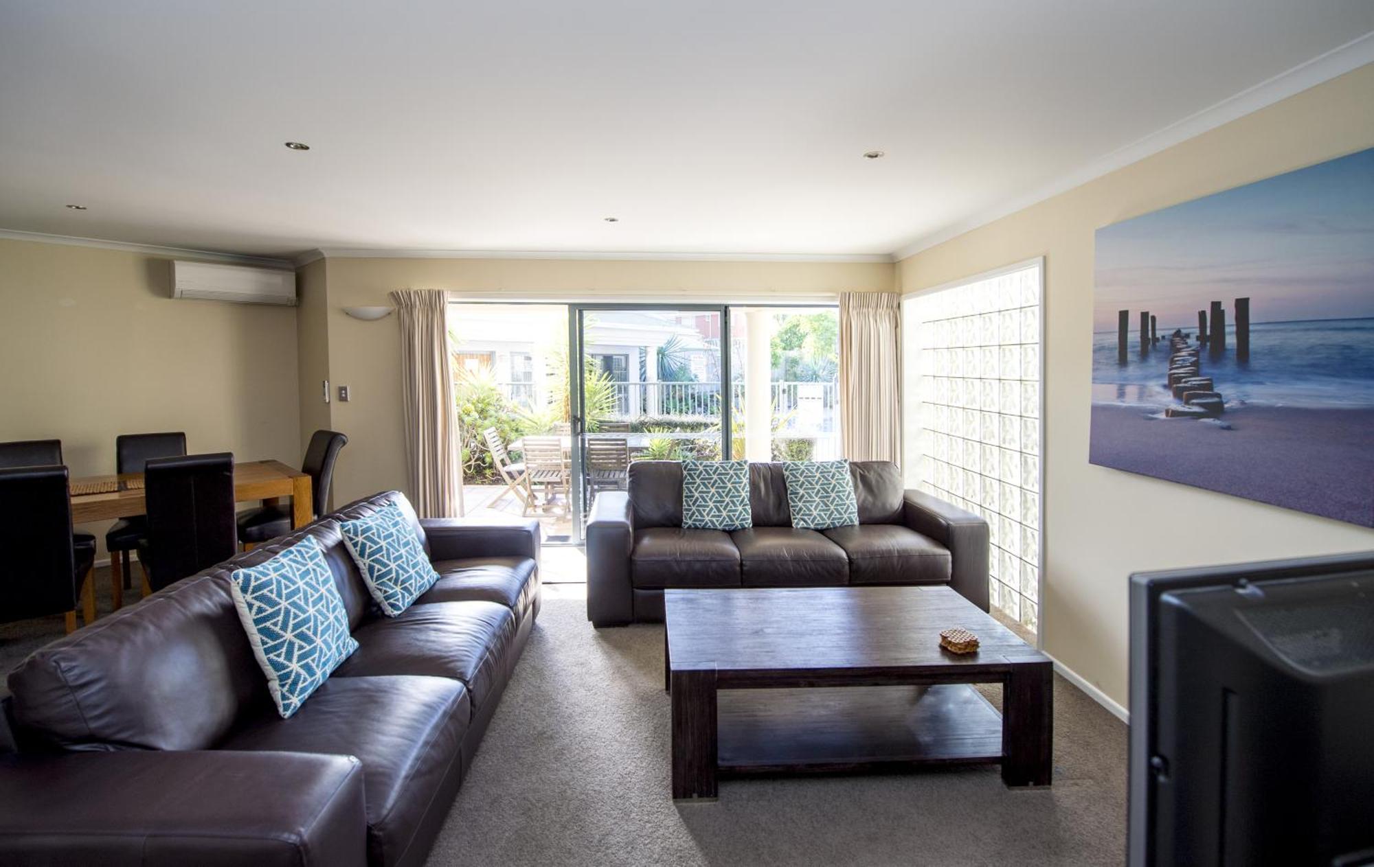 Three-Bedroom Apartment with Pool - Side