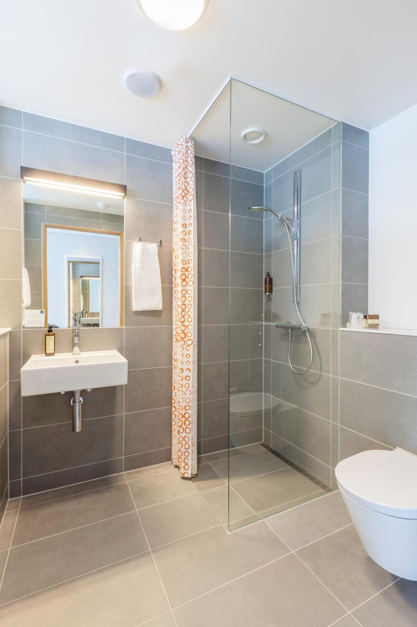 Family Room (2 Adults + 2 Children),1395852911:JPEG