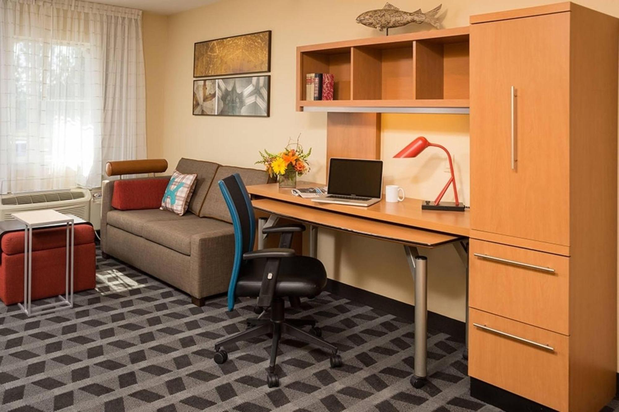 Large Queen Studio with Sofa Bed and Roll-in Shower - Mobility and Hearing Accessible