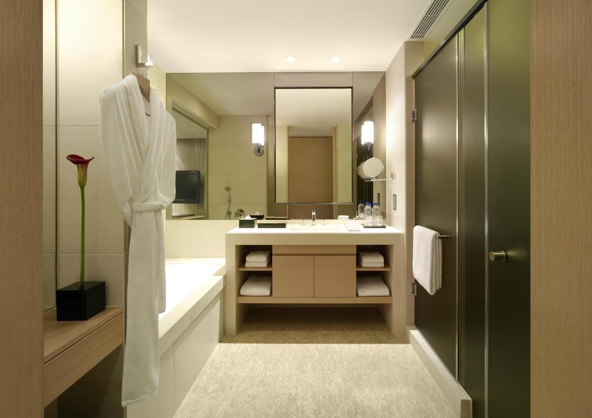 Habitación con cama extragrande y acceso al club