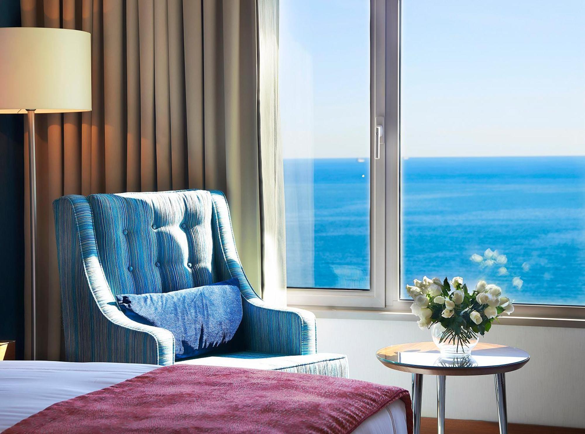 Superior Zimmer mit Kingsize-Bett und Meerblick