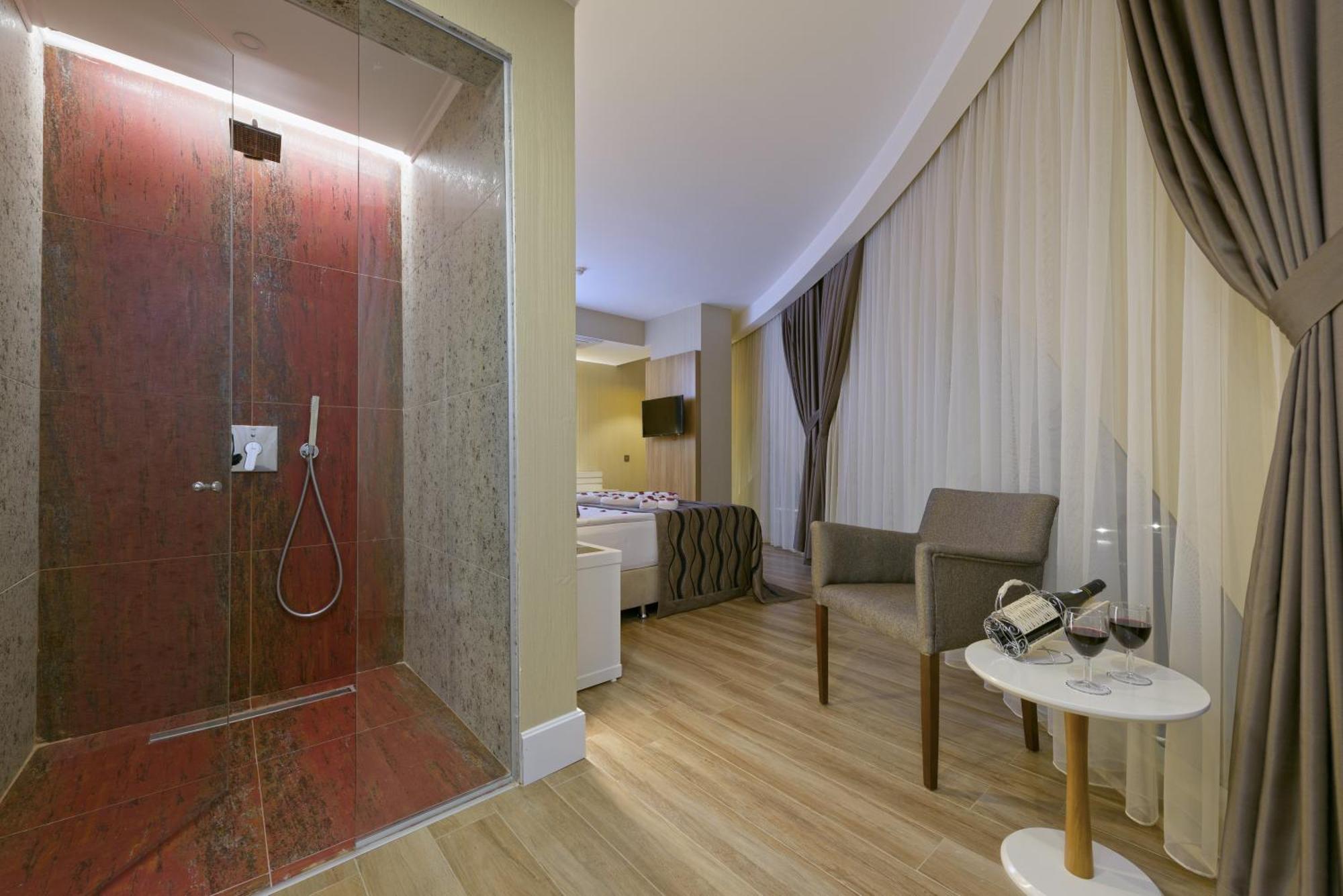 Honeymoon Suite,709673530:JPEG