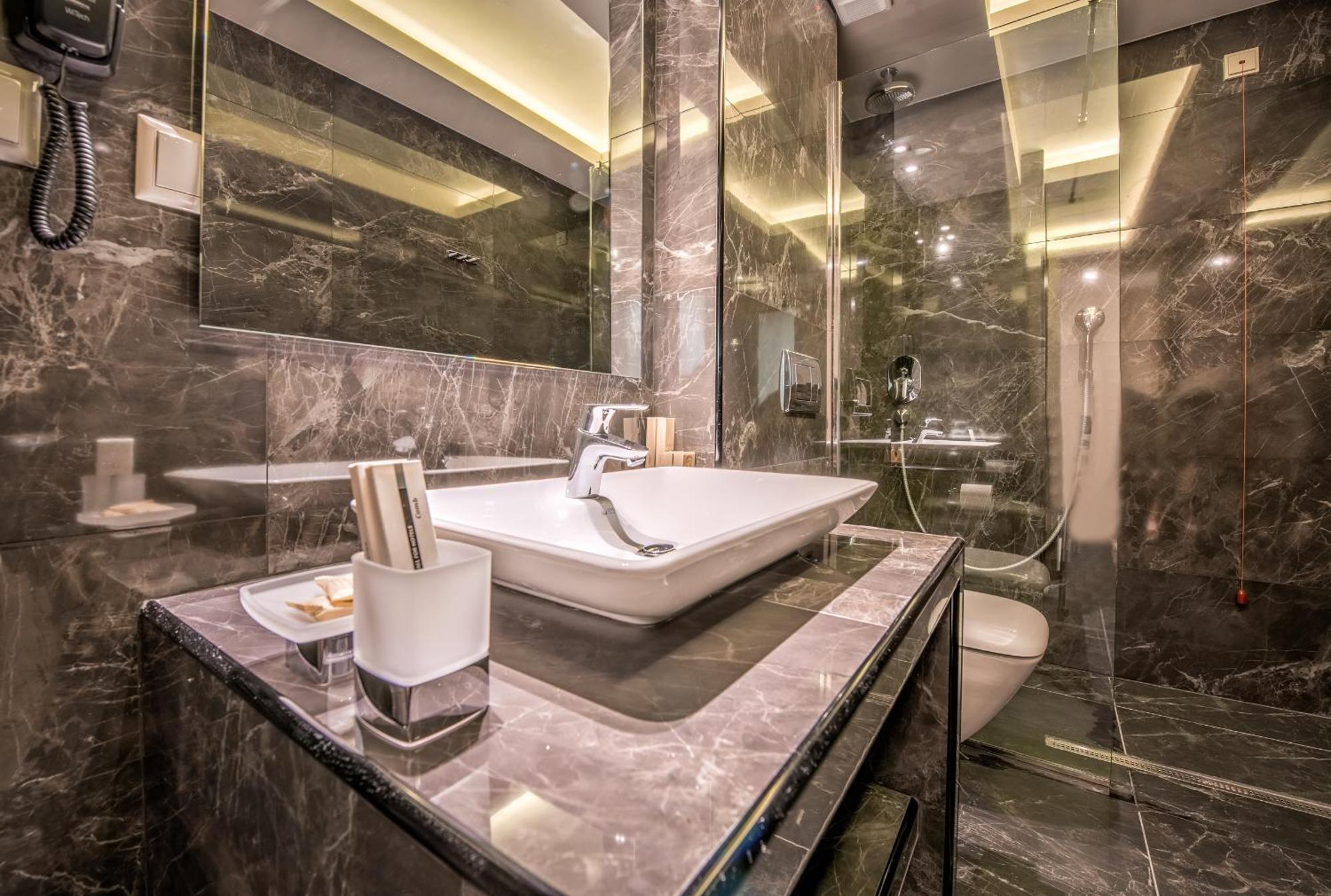Deluxe King Suite