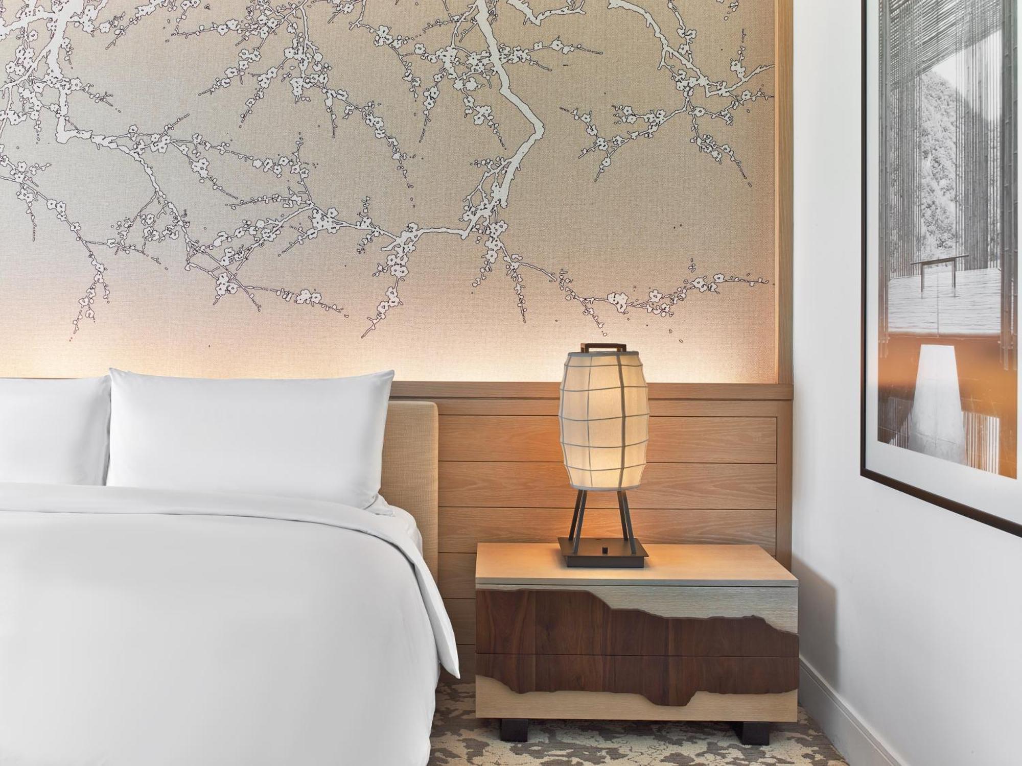 2 Queensize-Betten mit Blick auf das Resort