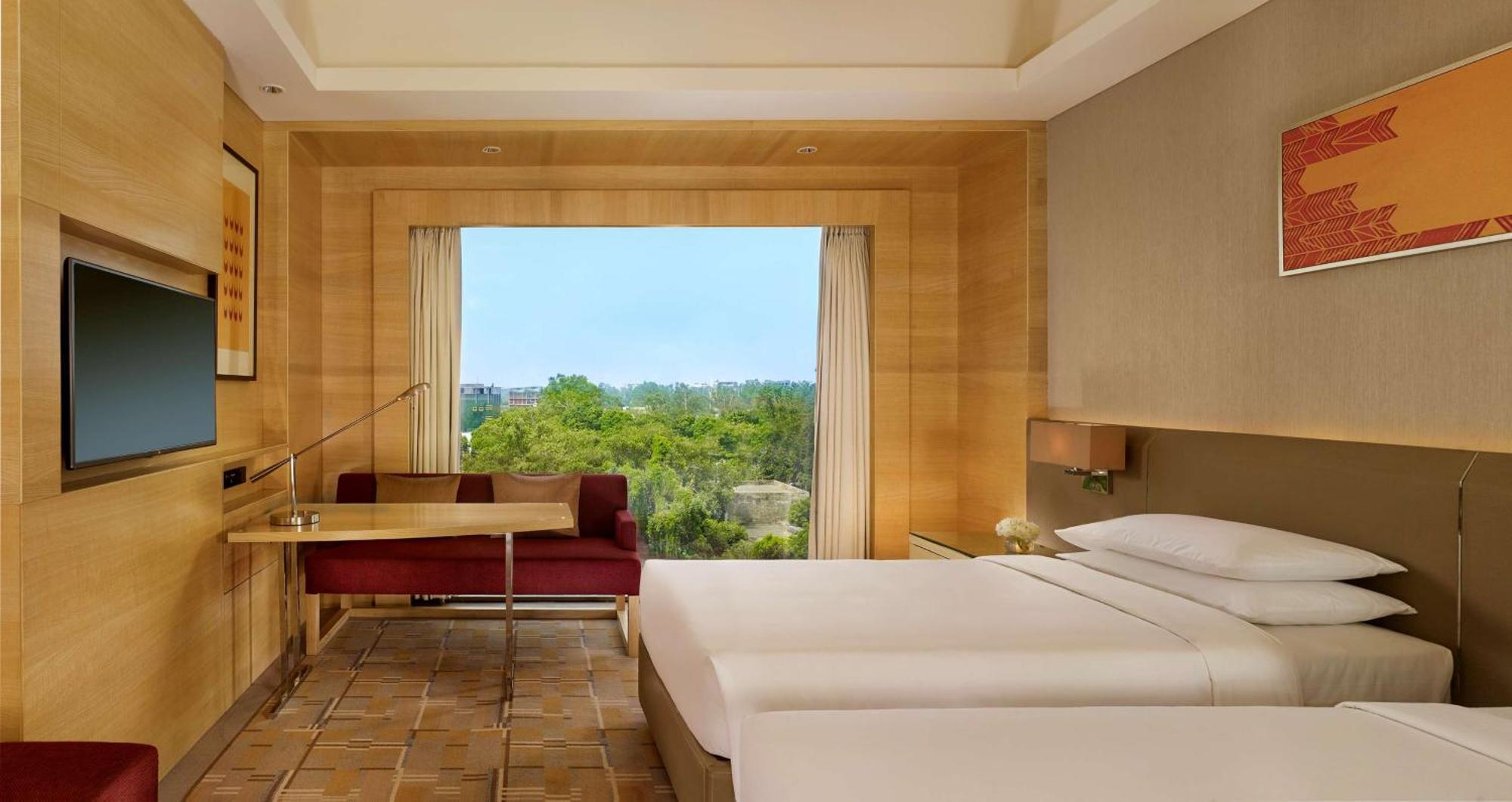 2 Twin Beds with Bathtub & Club Access with Unlimited Complimentary IMFL beverages from 18:00 HRS to 20:00 HRS