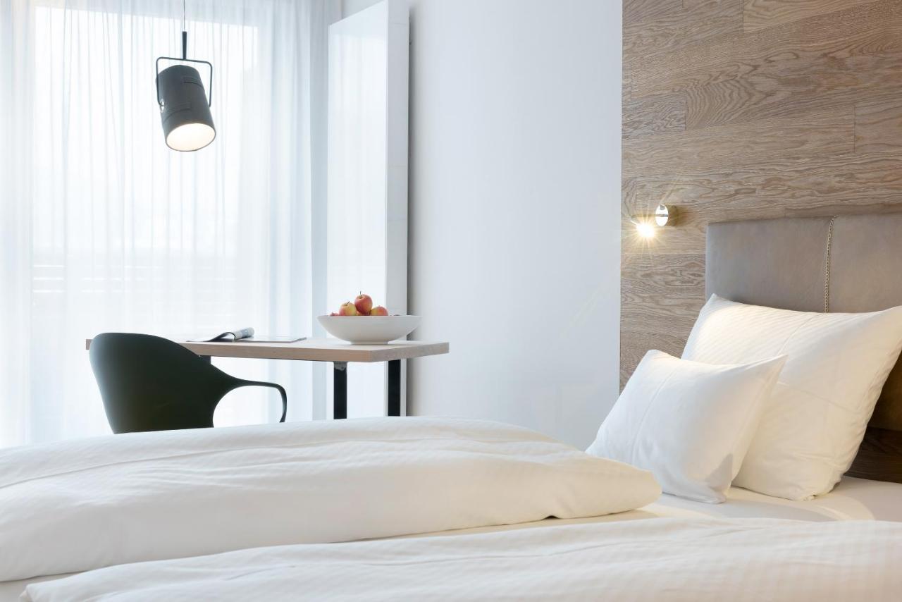 Zimmer mit Kingsize-Bett und Balkon
