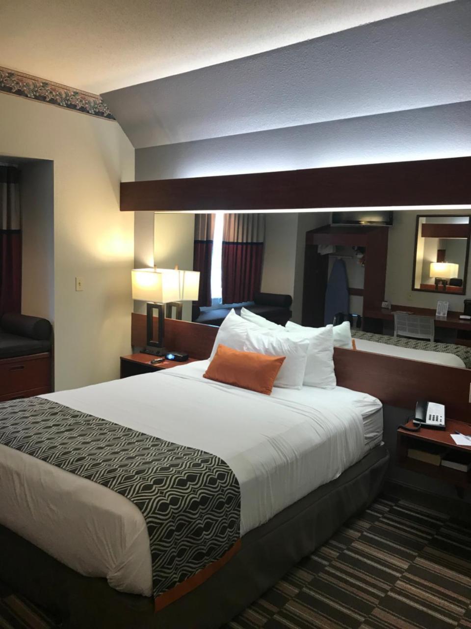 Queen Suite with Disability Access - Non-Smoking/Pet Friendly
