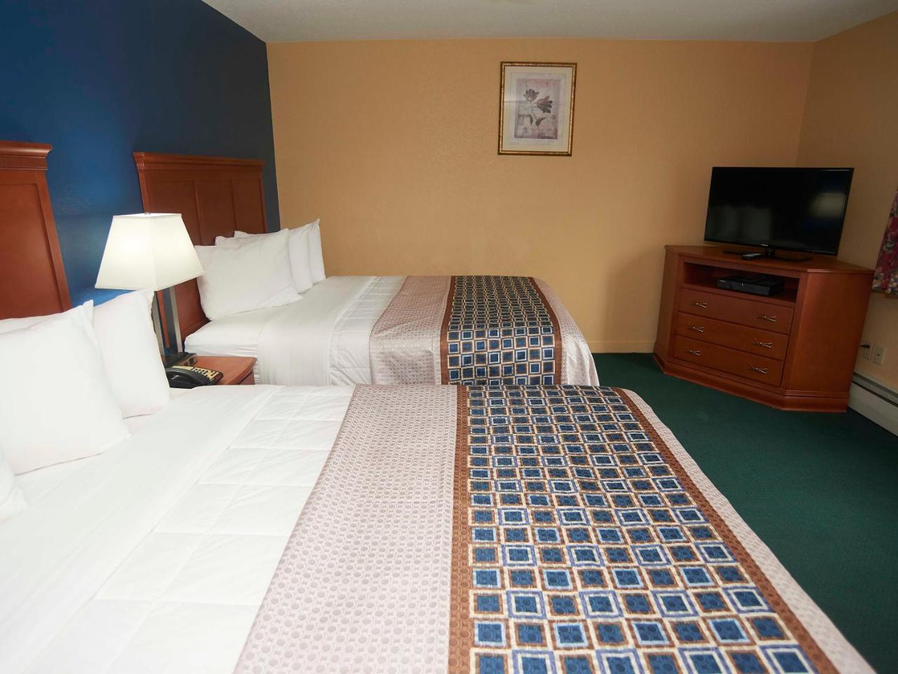 Two Queen beds with Sofa bed and Fireplace