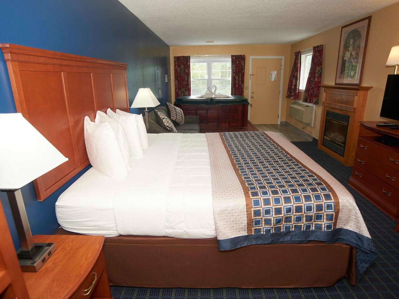 1 King Bed Sofa Bed Fireplace Hot-Tub